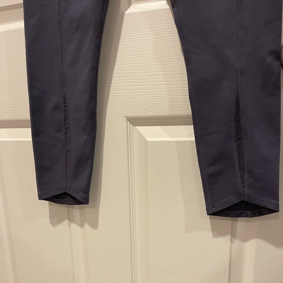 Zella - size medium - cropped leggings with see through cut out - EUC - Picture 2 of 8